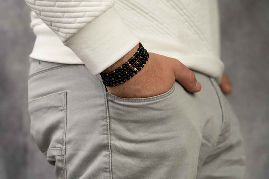 Brățară din aur 14K cu onix mat purtată pe mână, stil casual elegant